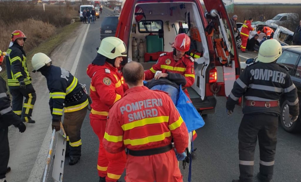Accident între trei mașini, la Cluj! Au intervenit descarcerările iar șapte persoane au fost transportate la spital