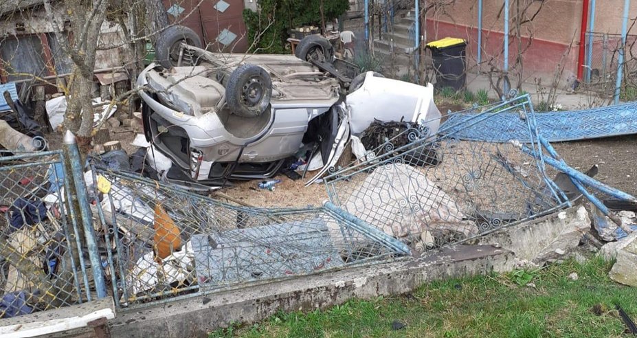 Accident grav la Cluj. O mașină a derapat și a intrat în curtea unei locuințe. Trei tineri au fost transportați la spital