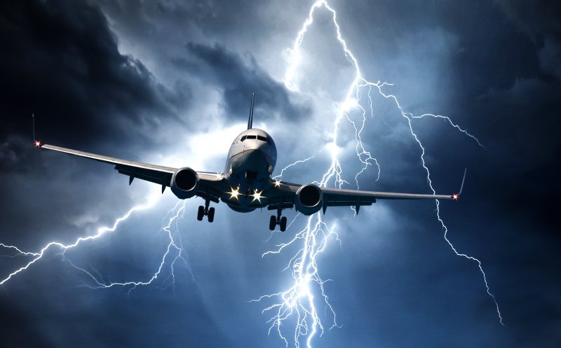 Avion TAROM lovit de fulger după decolare