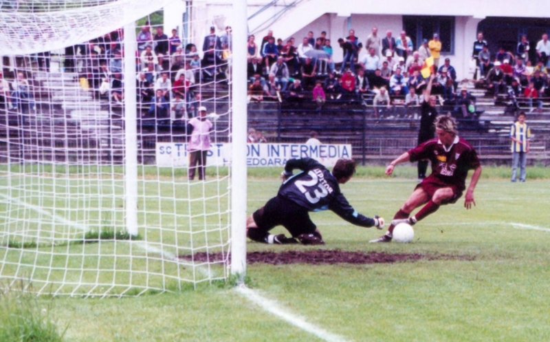 CFR Cluj, IMAGINI de colecţie de acum 20 de ani, pe terenul de la Hunedoara, înainte de promovare