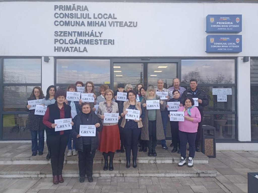 Funcționarii din 32 de primării clujene „bombardează” cu mailuri Ministerul Muncii. Vor salarii mai mari cu 40%