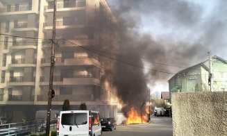 INCENDIU în fața unui bloc din Cluj-Napoca. Pompierii ISU au intervenit