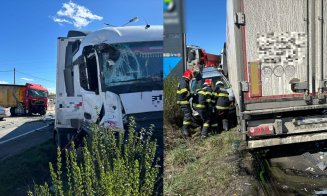 ACCIDENT între două camioane și două mașini, în județul Cluj! Patru persoane primesc îngrijiri medicale
