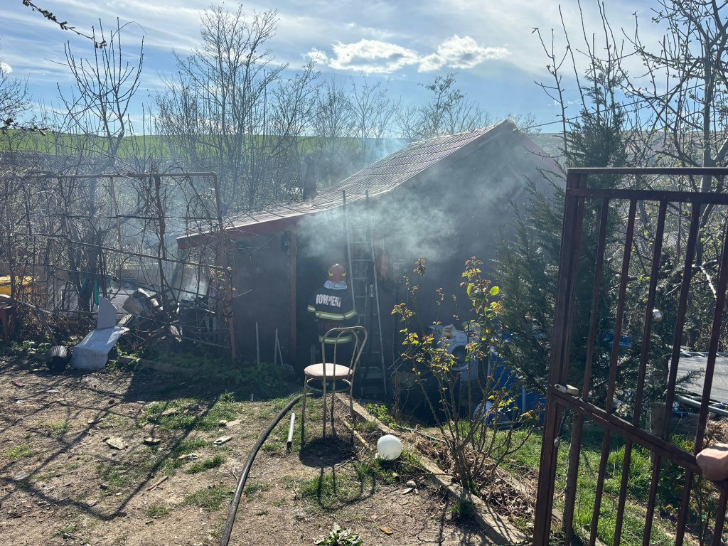 Incendiu în Cluj. Acoperișul unei case a luat foc