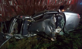 Accident rutier GRAV în Cluj! Tânăr găsit inconștient într-o mașină făcută PRAF