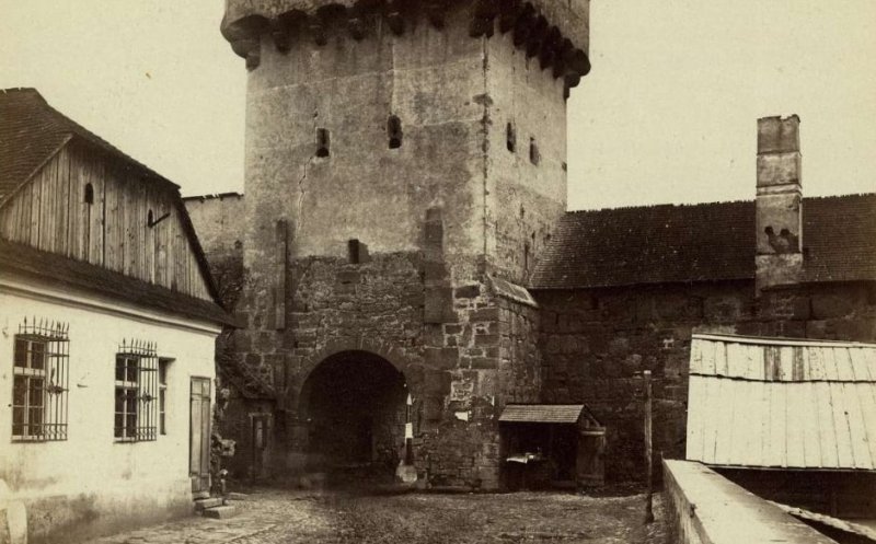 Fortificatiile Clujului: Poarta Podului. Aici s-a construit primul pod de piatra al orasului
