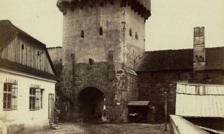 Fortificatiile Clujului: Poarta Podului. Aici s-a construit primul pod de piatra al orasului