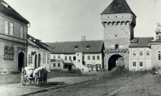 Fortificatiile Clujului: Poarta Podului. Aici s-a construit primul pod de piatra al orasului