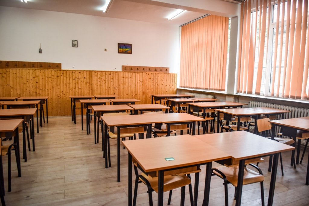 Peste 80 de elevi și profesori de la un liceu au ajuns la spital cu simptome de intoxicaţie. Cauza, un mister