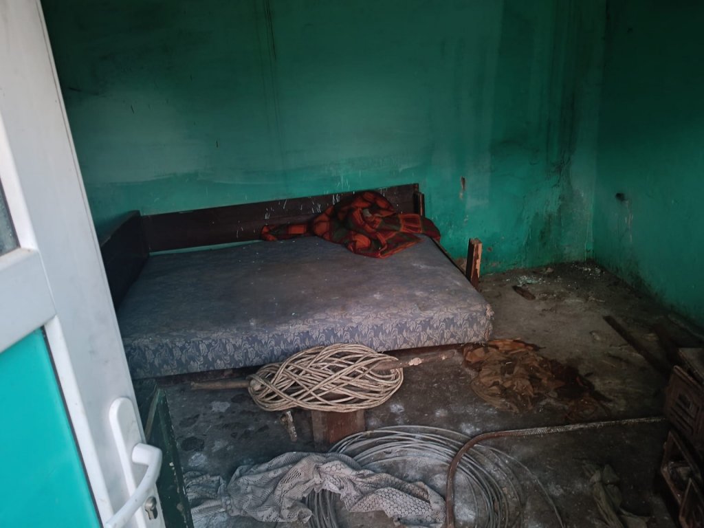 Caz înfiorător. Copil de 13 ani exploatat și ținut ani de zile într-o cușcă, la o stână din Transilvania