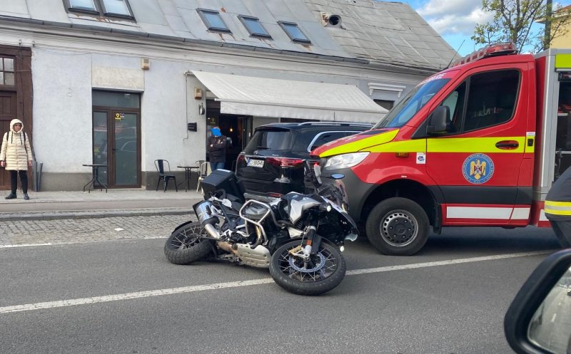 Accident în centrul Clujului! O motocicletă a lovit o femeie și un copil