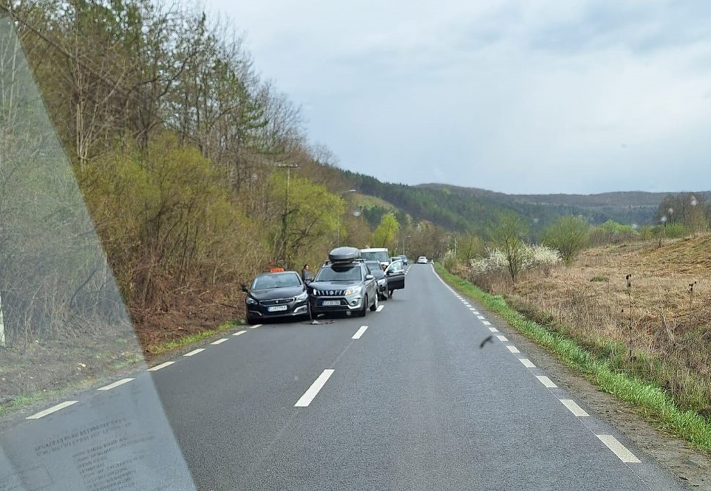 ACCIDENT cu trei mașini pe un drum din Cluj. Autoturism de școală de șoferi, implicat