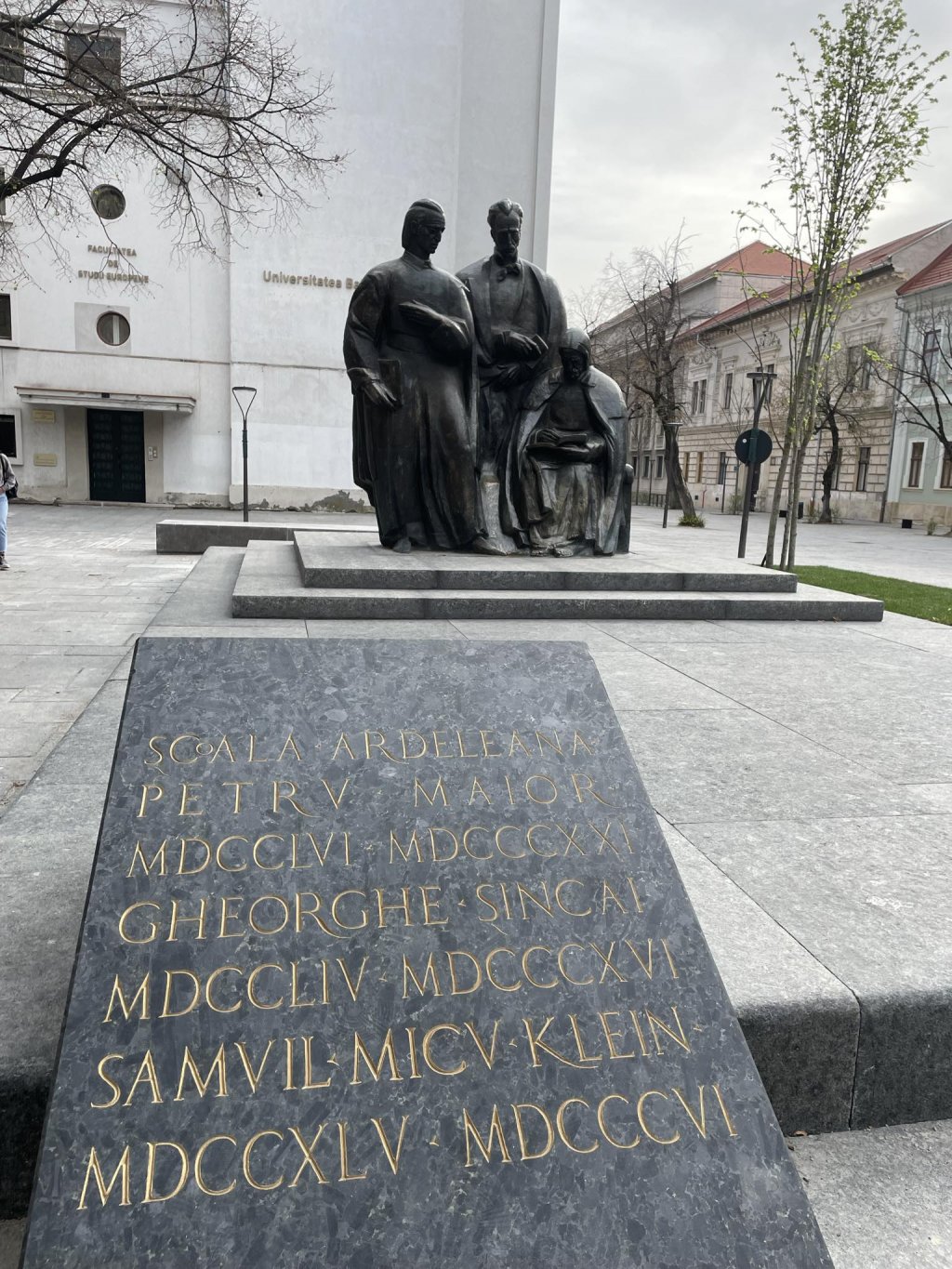 E sau nu corectă inscripția de pe plăcuța Grupului Statuar ”Școala Ardeleană”. Ce spune directorul Institutului de Arheologie și Istoria Artei din Cluj
