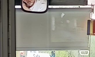 Telefonul într-o mână, ţigara în cealaltă. Frână, accelerație, frână, accelerație... Balans periculos într-un tramvai din Cluj-Napoca