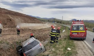 Accident cu două mașini lângă Huedin. Una a plonjat în șanț/ Trei persoane transportate la spital