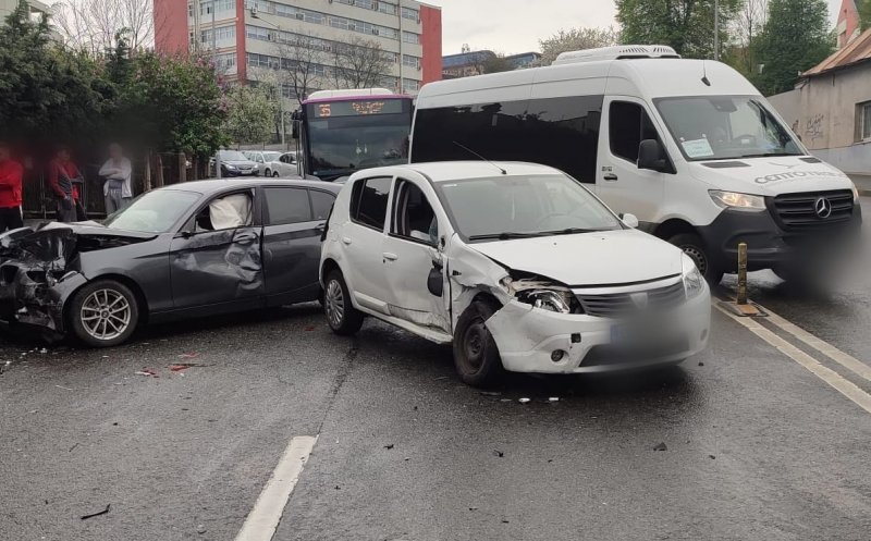 Impact între două mașini pe Calea Turzii. Traficul, blocat la coborâre