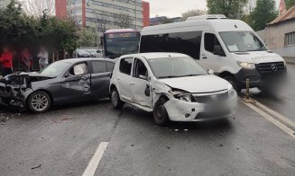 Impact între două mașini pe Calea Turzii. Traficul, blocat la coborâre