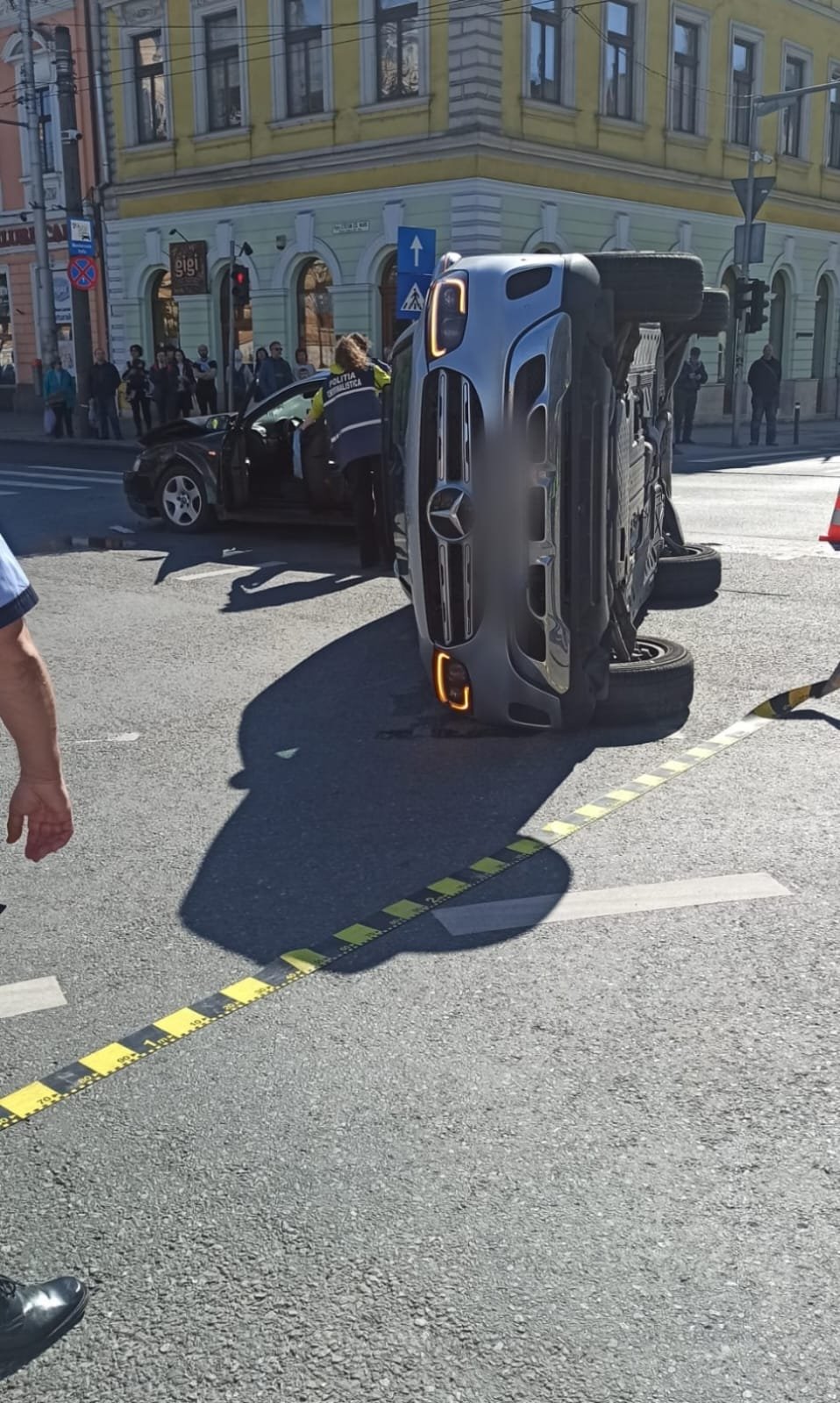 ACCIDENT în centrul Clujului. Una dintre mașini, răsturnată/ Au intervenit mai multe ambulanțe și descarcerarea