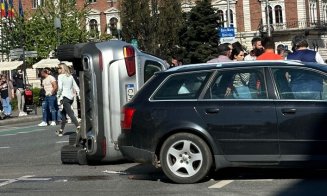 ACCIDENT în centrul Clujului. Una dintre mașini, răsturnată/ Au intervenit mai multe ambulanțe și descarcerarea