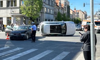 ACCIDENT în centrul Clujului. Una dintre mașini, răsturnată/ Au intervenit mai multe ambulanțe și descarcerarea