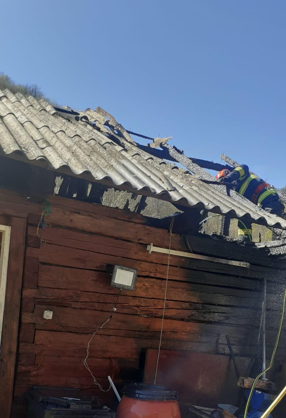INCENDIU Cluj: Cabană din Mărișel, cuprinsă de flăcări. Mai mulți localnici au sărit să stingă focul