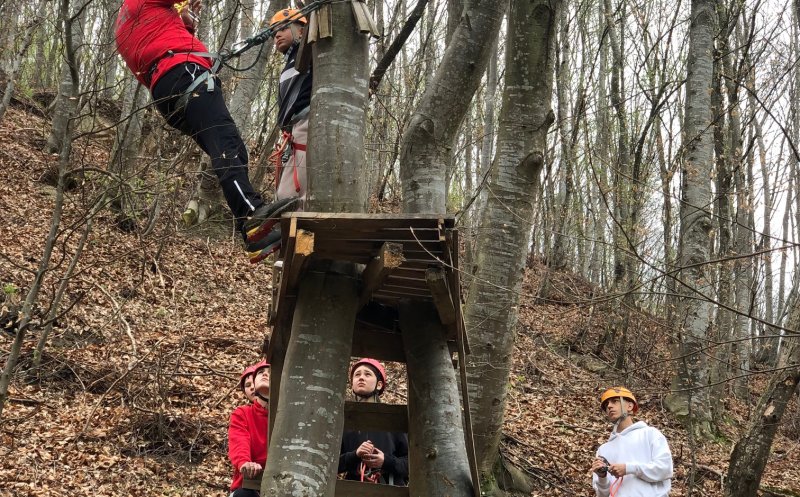 Ateliere de escaladă, tiroliană și trasee în parcul de corzi, în weekend, în tabăra organizată pentru elevii de la casele de copii