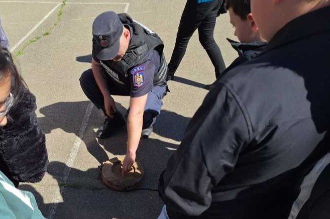 Ireal. Un copil s-a dus la școală cu un stabilizator de bombă