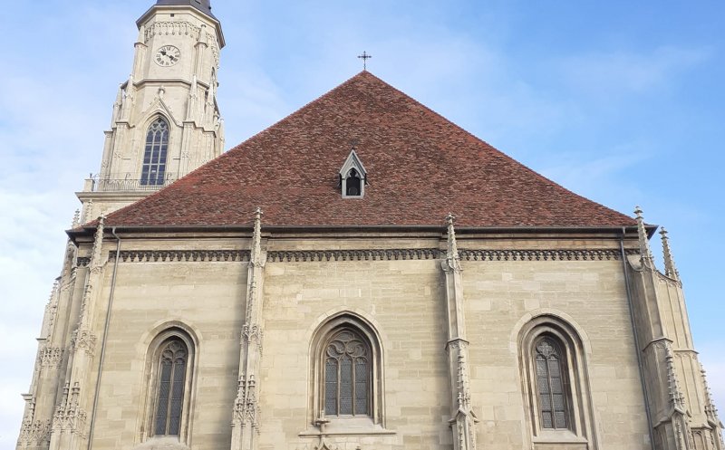 De ce este intrarea în Biserica Sf. Mihail poziționată asimetric pe fațadă?