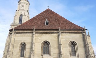 De ce este intrarea în Biserica Sf. Mihail poziționată asimetric pe fațadă?
