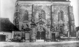 De ce este intrarea în Biserica Sf. Mihail poziționată asimetric pe fațadă?