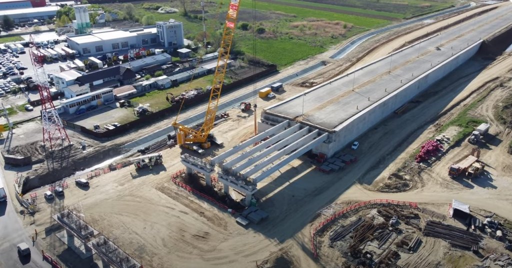 Începe să prindă contur! IMAGINI spectaculoase de pe un lot al primei autostrăzi din România care va străpunge Carpații