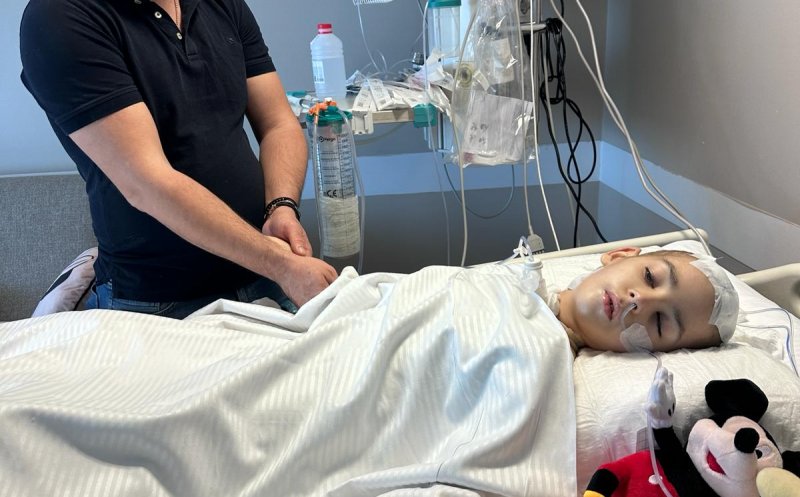 Trei săptămâni în comă, după ce s-a lovit cu capul de colțul băncii la școală