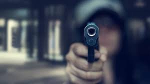 Trei adolescenți, dintre care două fete, reținuți după ce ar fi tras cu pistolul într-un tânăr, în plină stradă