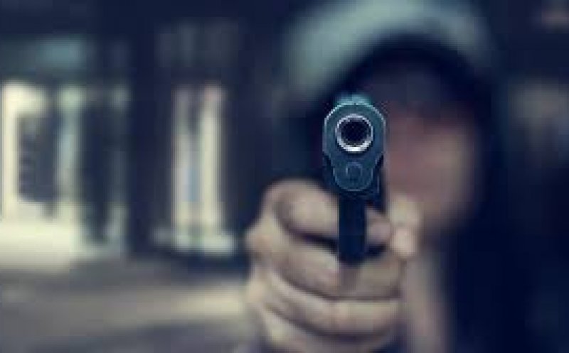 Trei adolescenți, dintre care două fete, reținuți după ce ar fi tras cu pistolul într-un tânăr, în plină stradă