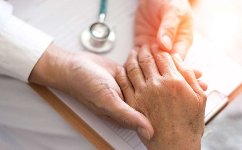 Peste 70.000 de români sunt diagnosticaţi cu Parkinson. Simptomele care apar cu mult înainte de diagnosticare
