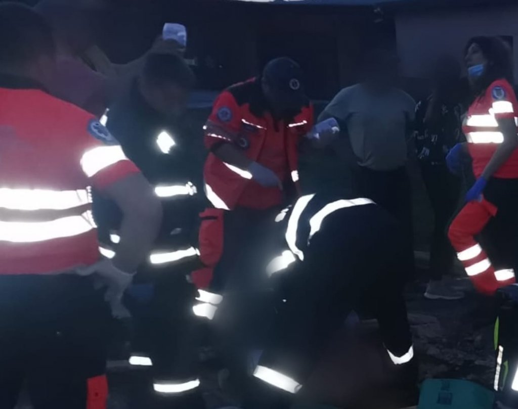 Incident GRAV într-o comună din Cluj! Bărbat strivit de o placă de beton / A fost transportat la spital în stare critică