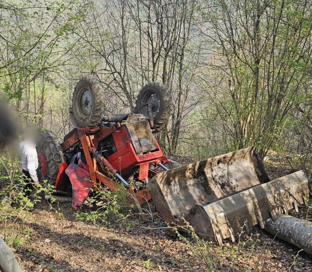 Un bărbat a fost prins sub un TRACTOR, într-o localitate din Cluj. Elicopterul SMURD a fost alertat