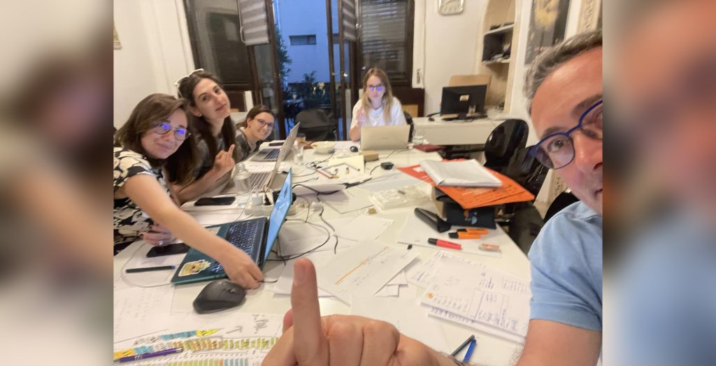 Nu a mai rezistat! Regizorul Tudor Giurgiu le-a arătat degetul mijlociu "cerșetorilor" de invitații la premiera NASTY