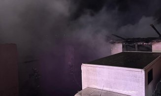 INCENDIU de proporții într-o gospodărie din Gilău. Pompierii au luptat peste 5 ore cu flăcările / Au murit 2 cai