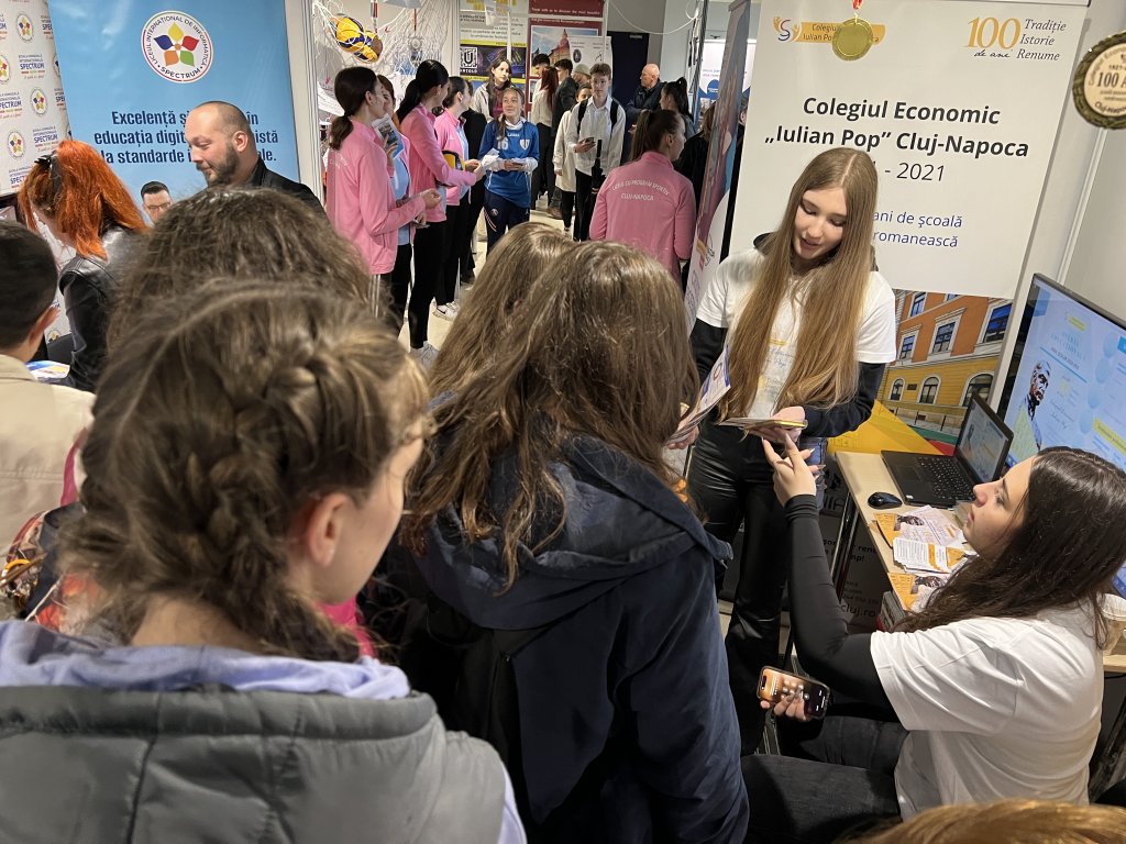 Sute de elevi, prezenți la târgul educațional din Cluj-Napoca pentru a alege liceul potrivit. Inspectorul școlar general Cluj: „Școlile sunt foarte creative în a convinge viitorii colegi”