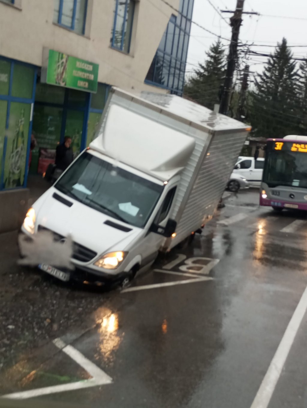Cluj-Napoca: O gaură uriaşă s-a căscat în asfalt şi aproape a "înghiţit" o dubă