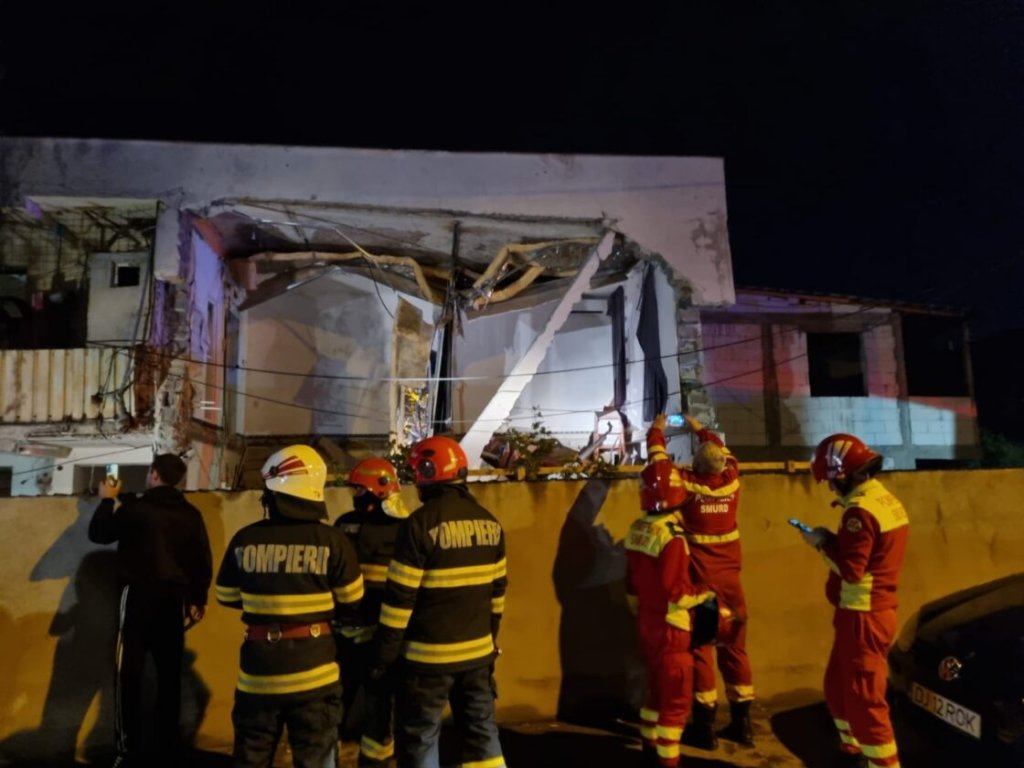 Un etaj s-a prăbuşit şi o femeie a murit după o EXPLOZIE puternică într-un bloc de locuinţe / Planul Roșu de Intervenție