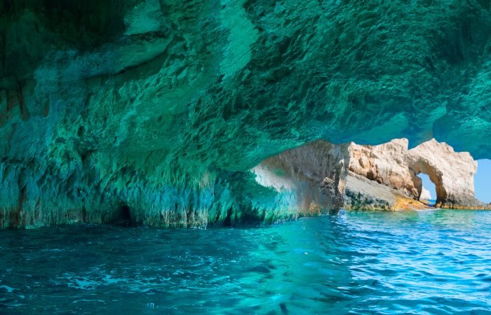 O insulă de lângă Mykonos, plină cu peșteri cu ape turcoaz, a fost scoasă la vânzare. Cât costă