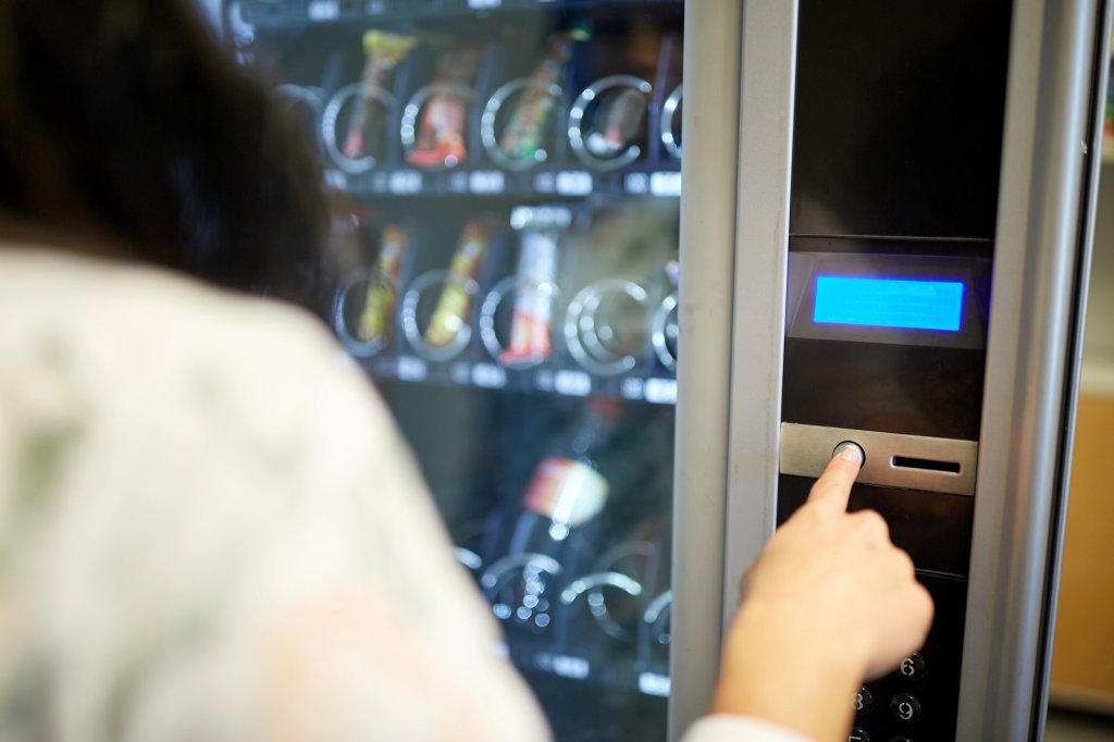 ANAF anunță ce obligații au firmele cu automate de alimente și lockere pentru livrări. Care e termenul limită și cei amenzi riscă cei care nu o fac