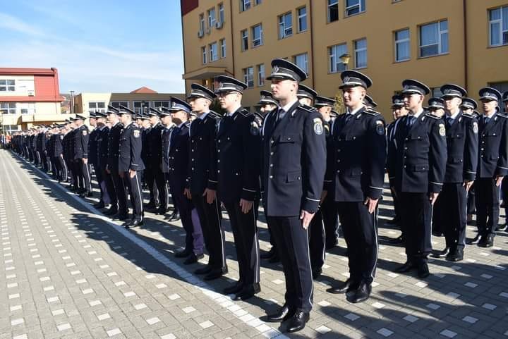 Încep înscrierile la postlicealele care pregătesc poliţişti, jandarmi şi pompieri/ Câte locuri sunt la Cluj