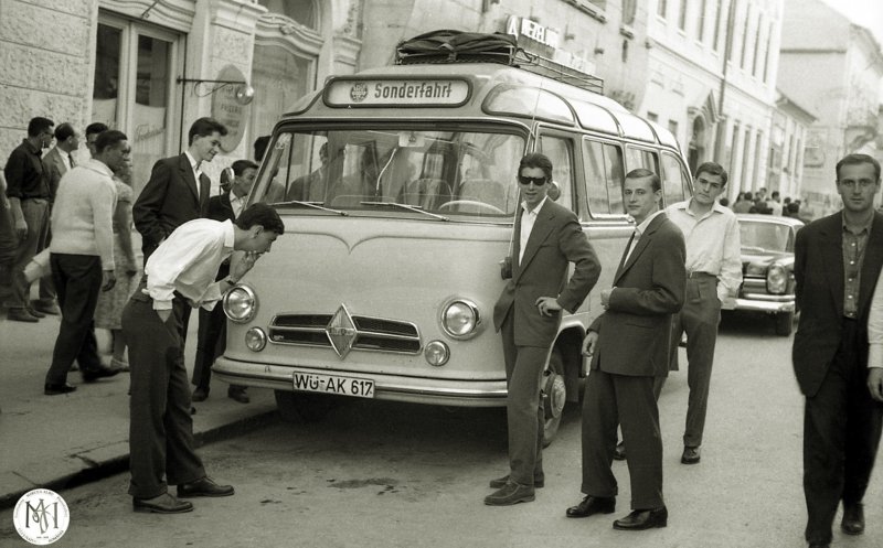 ,,Curiozitate lângă Hotel Continental, 1960."