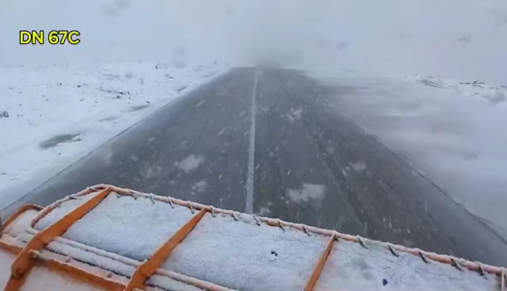 Ninge pe Transalpina! Drumarii au scos utilajele de deszăpezire