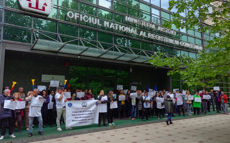 Protest în fața Ministerului Justiției. Angajații de la Registrul Comerțului cer salarii mai mari