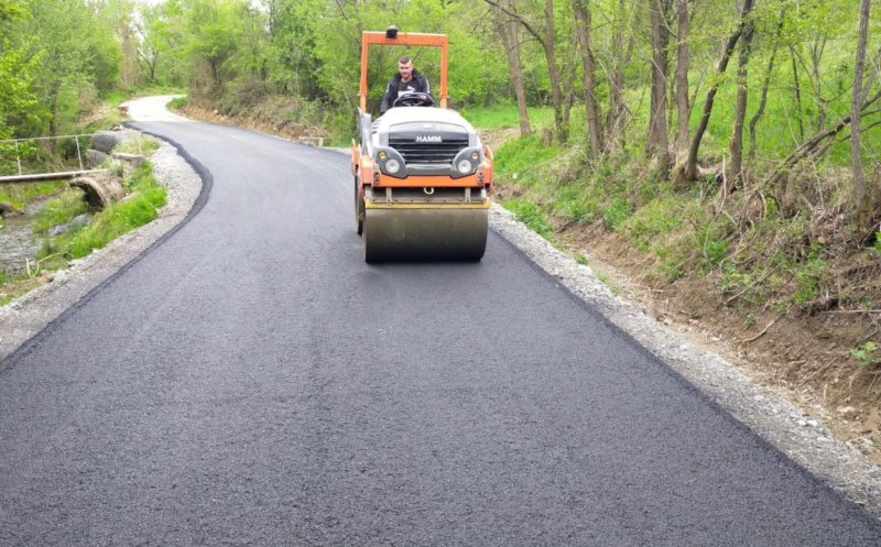 Reparații pe un nou drum județean din Cluj. S-a turnat și asfalt