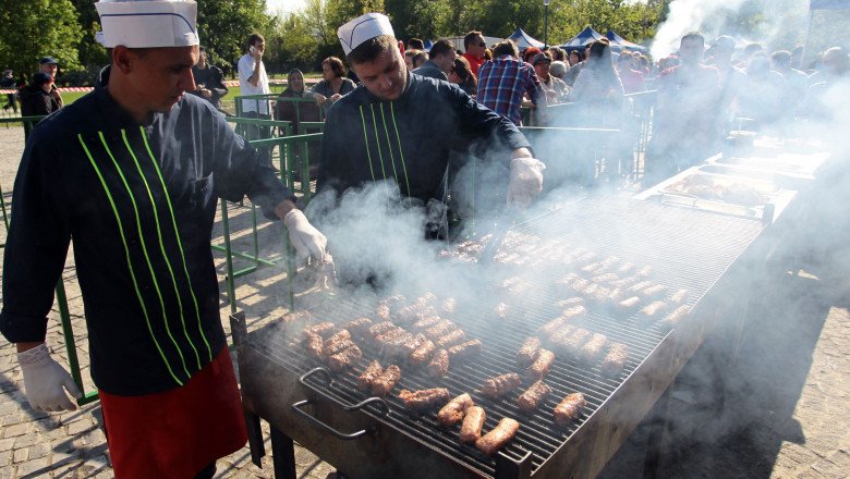 Se apropie 1 Mai, tradiționala sărbătoare cu mici și bere a românilor. Ce recomandări face ANPC